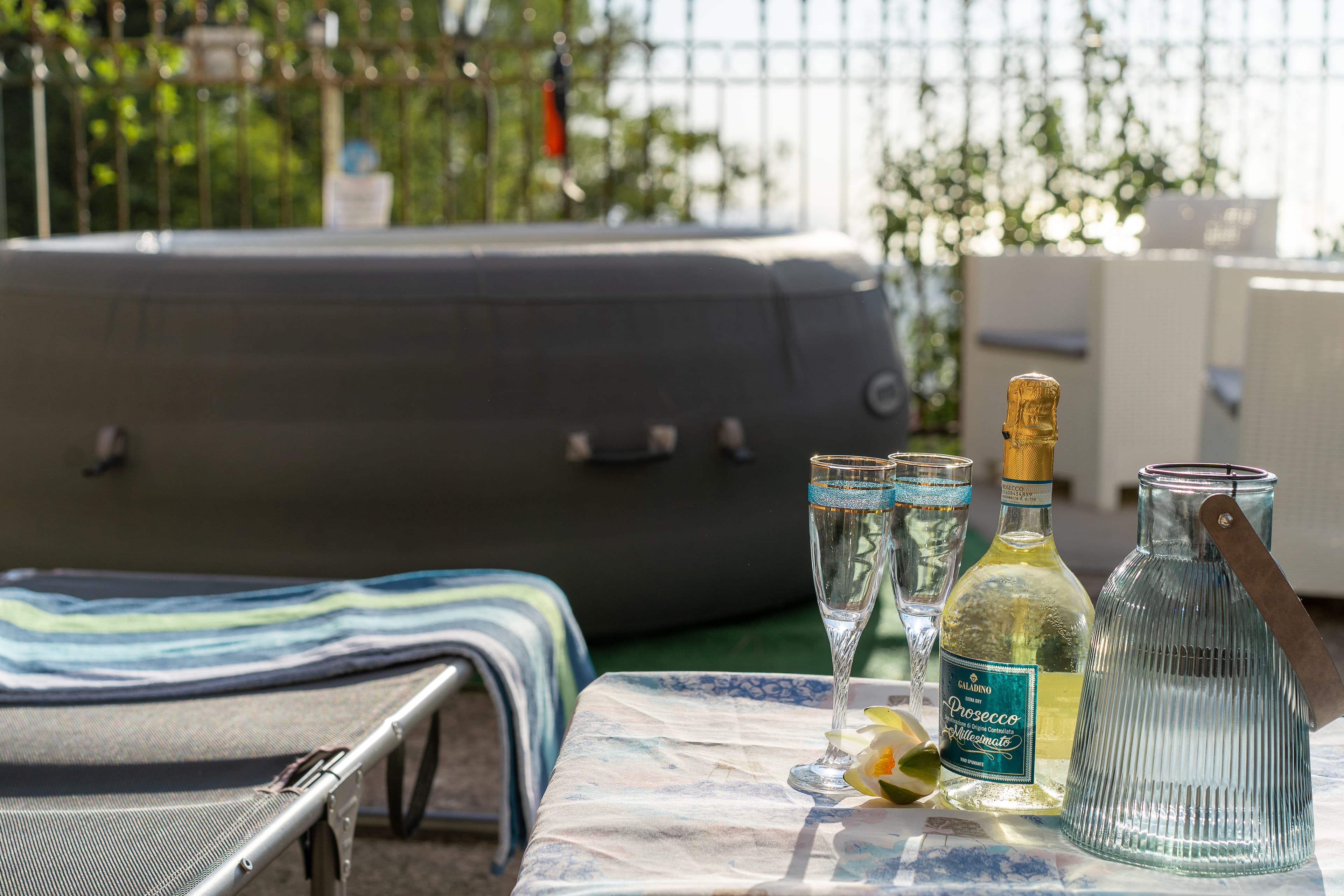 Area idromassaggio — Un angolo dedicato al relax, ideale per brindare e godersi momenti di benessere all’aperto