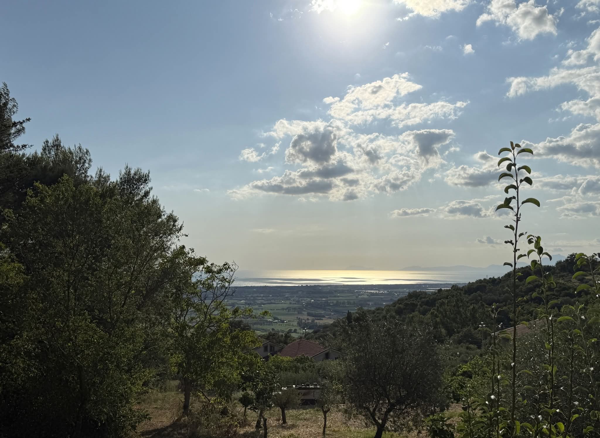 Vista panoramica — Uno sguardo che abbraccia colline, mare e cielo: la natura in tutta la sua bellezza